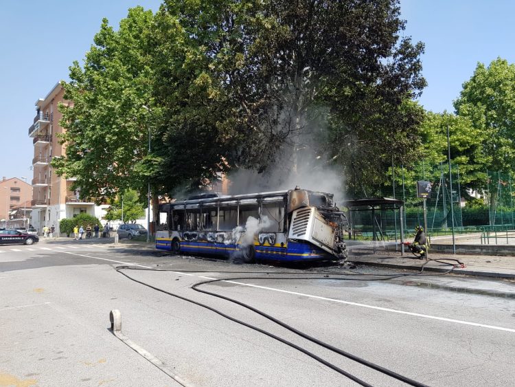 MONCALIERI – Autobus 67 a fuoco in via Ada Negri