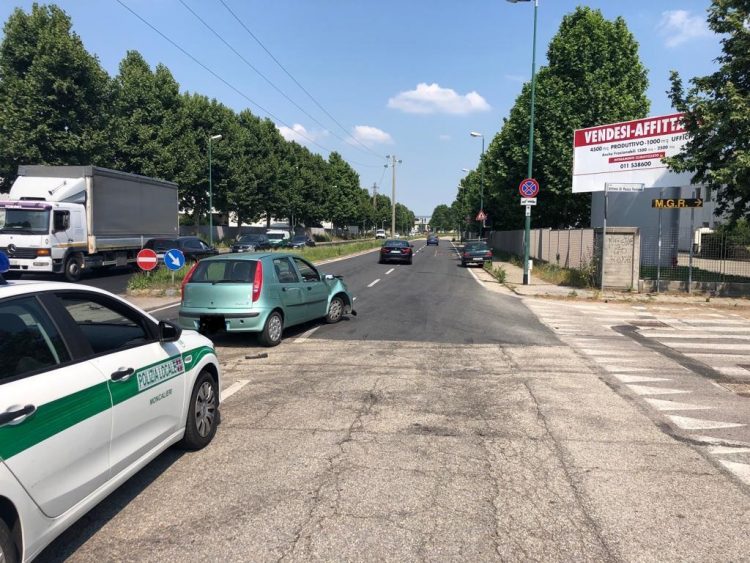 MONCALIERI – Denunciato per guida con patente falsa