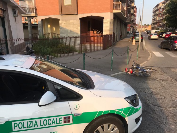 NICHELINO – Donna in bici cade a terra per l’asfalto dissestato