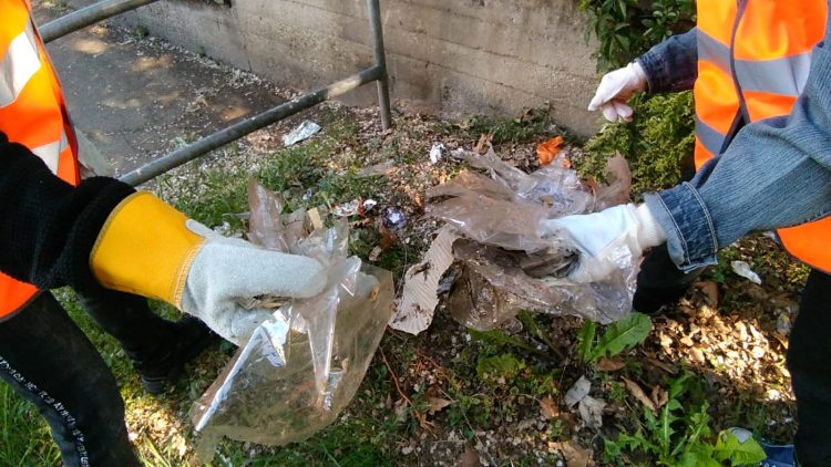 MONCALIERI – Gli studenti ripuliscono Borgo San Pietro l’ultimo giorno di scuola
