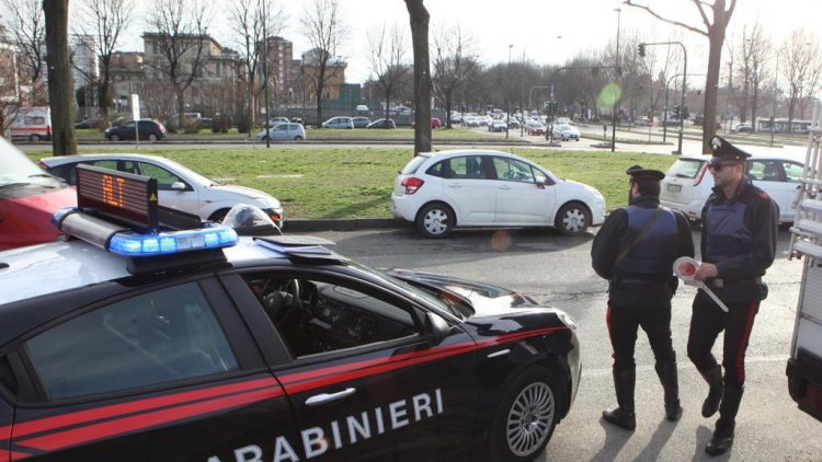 NICHELINO – Chiede la questua ma cerca di aggredire i carabinieri: arrestato