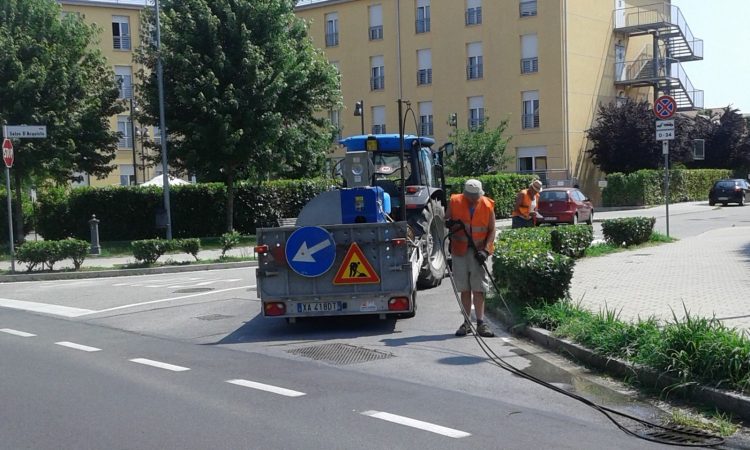 VINOVO – Le erbe infestanti si uccidono con il vapore