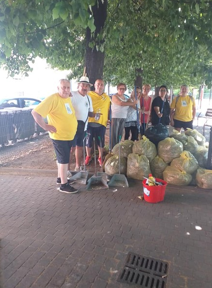 Nichelino – Comitato di quartiere Juvarra ripulisce i gIardini di via 1° Maggio