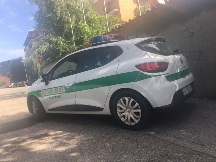 MONCALIERI – La polizia locale sequestra un’auto usata da scippatori a Cambiano