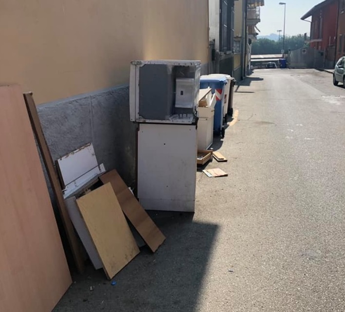 MONCALIERI – Discarica in zona San Pieto: le proteste dei residenti: “Da un mese non interviene nessuno”