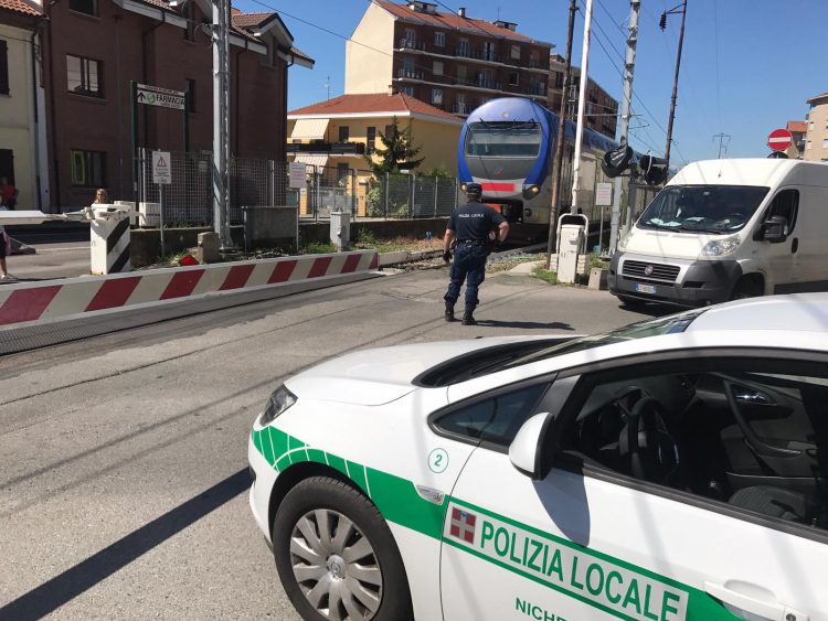 NICHELINO – Guasto al passaggio a livello di via Giusti: caos nella circolazione