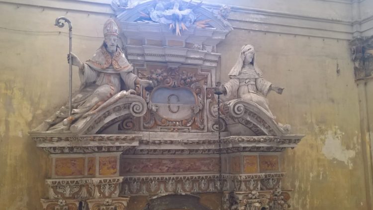 CARMAGNOLA – Si restaura il timpano di Sant’Agostino