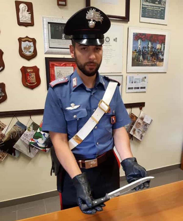 Si presenta dall’ex moglie con un coltello per “chiarire una questione”: bloccato dai carabinieri
