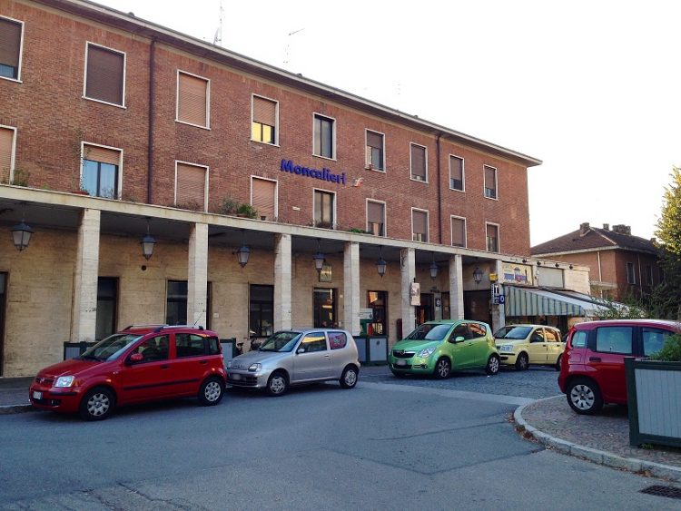 MONCALIERI – Si guasta il treno per Chieri: decine di persone obbligate a scendere sotto l’acqua