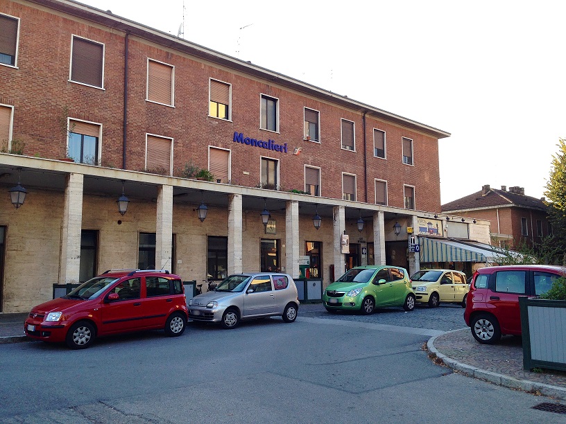 MONCALIERI – Si guasta il treno per Chieri: decine di persone obbligate a scendere sotto l’acqua