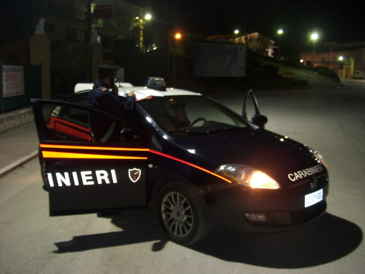 SANTENA – Lancia bicchieri contro la gente in strada: denunciato