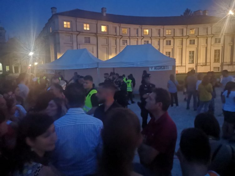 NICHELINO – Proteste al concerto di Eros: 700 restano fuori
