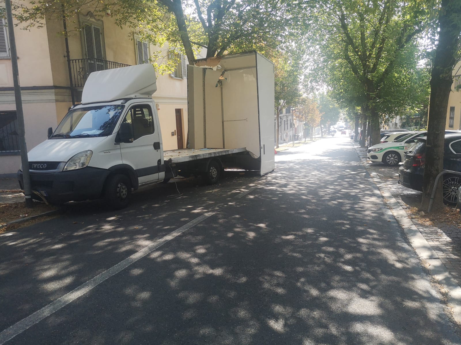 MONCALIERI – Camion si incastra sotto un albero: caos all’imbocco del centro storico