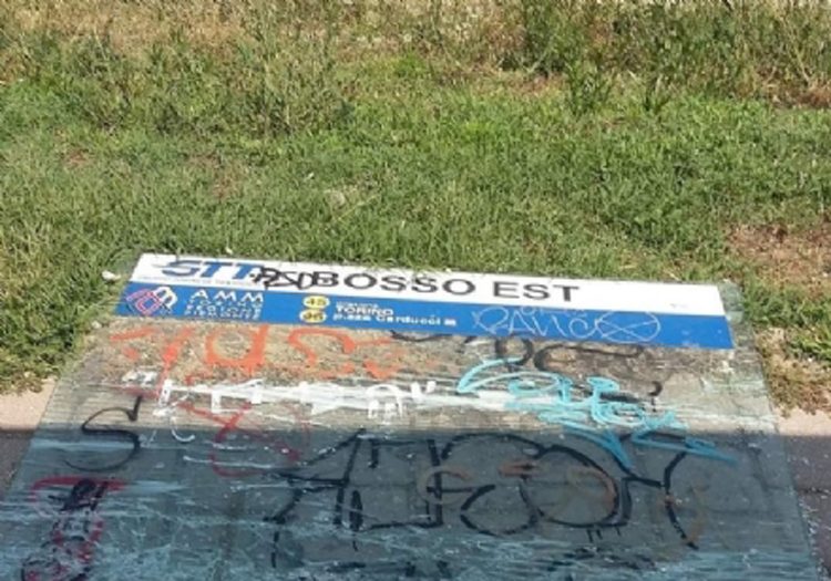 MONCALIERI – Devastata dai vandali la fermata del 45 in corso Trieste