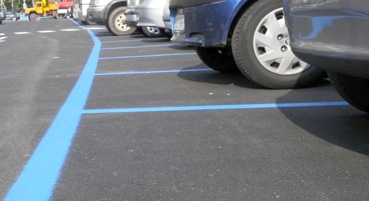 MONCALIERI – Metro in piazza Bengasi, contro le auto ferme tutto il giorno arrivano le strisce blu?