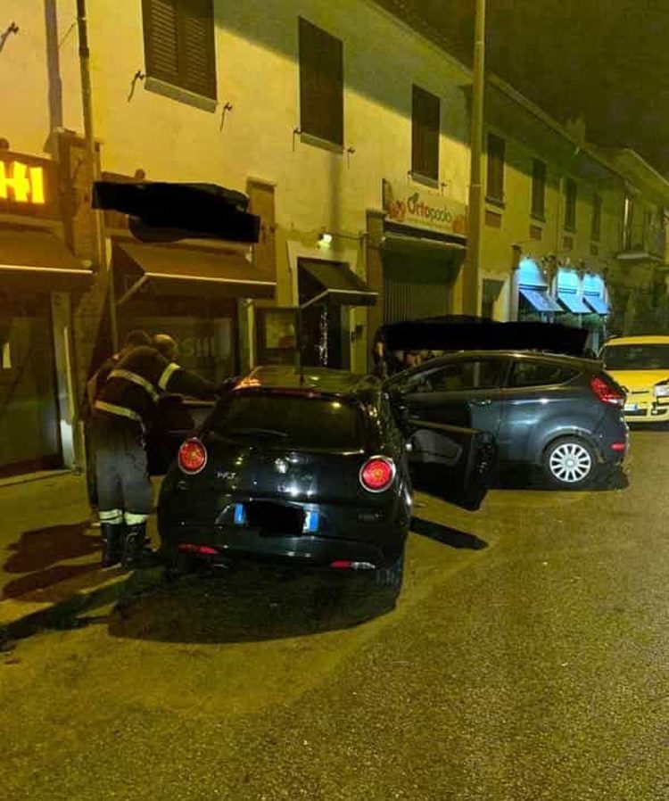 Perde il controllo dell’auto e causa un sacco di danni