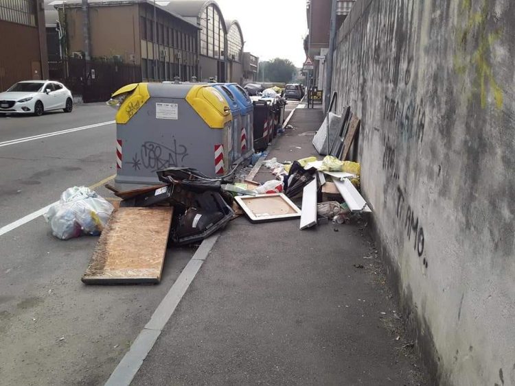 NICHELINO – Via Torricelli nuovamente invasa dai rifiuti