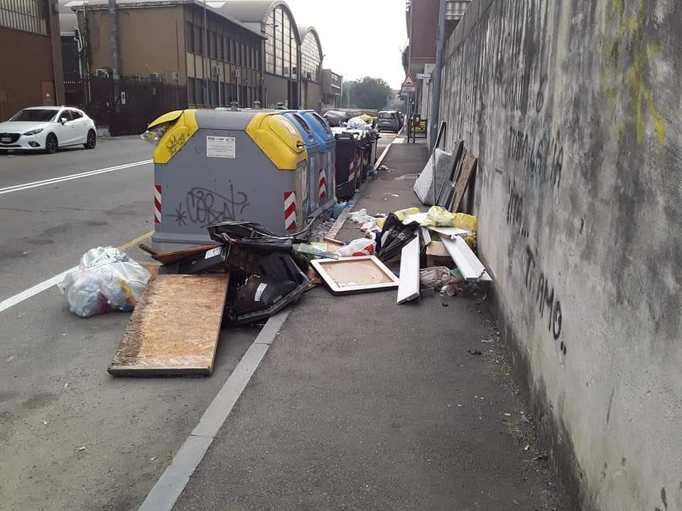 NICHELINO – Via Torricelli nuovamente invasa dai rifiuti