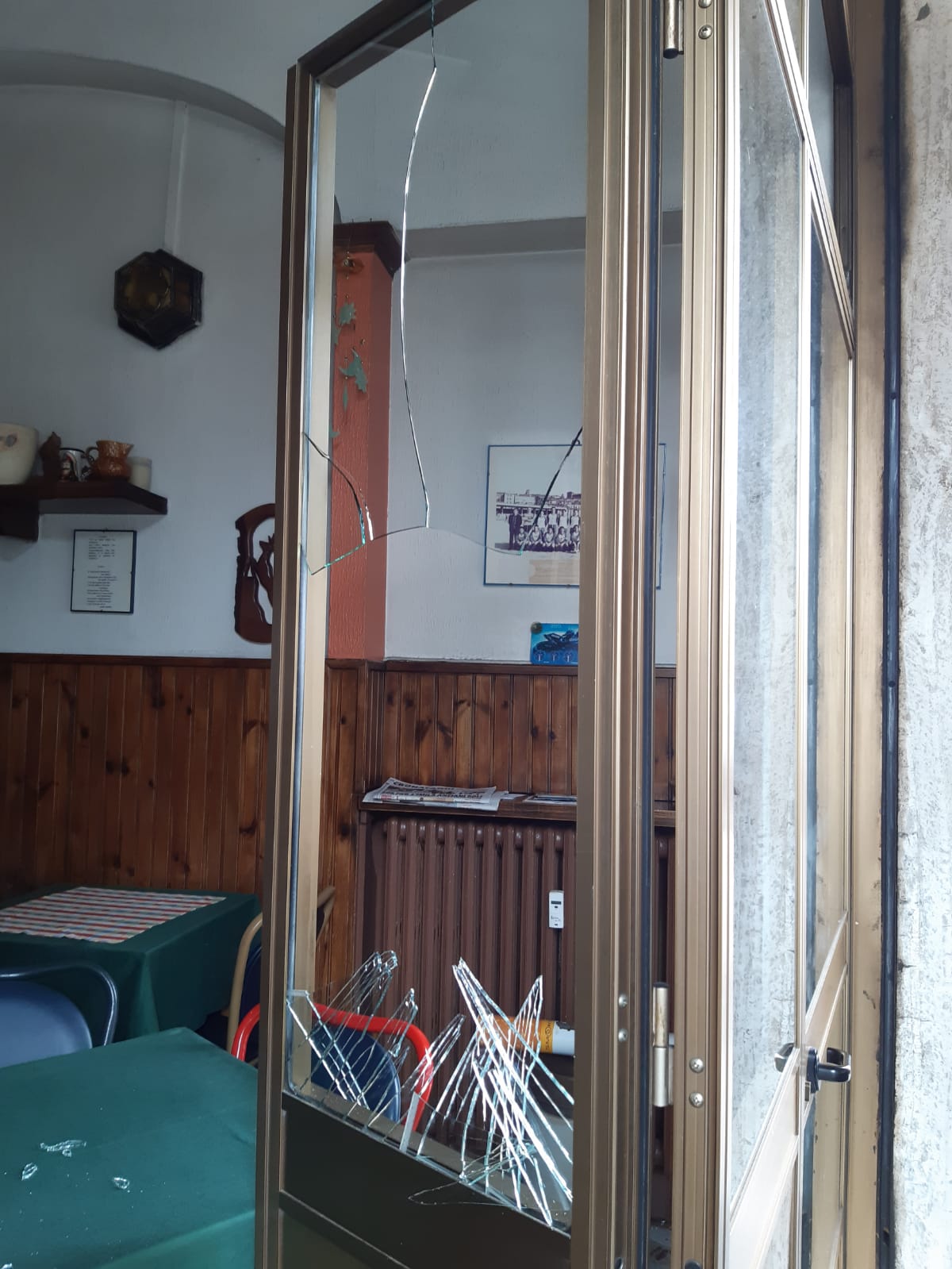 MONCALIERI – Molesta i titolari di una pizzeria e gli sfonda la vetrina