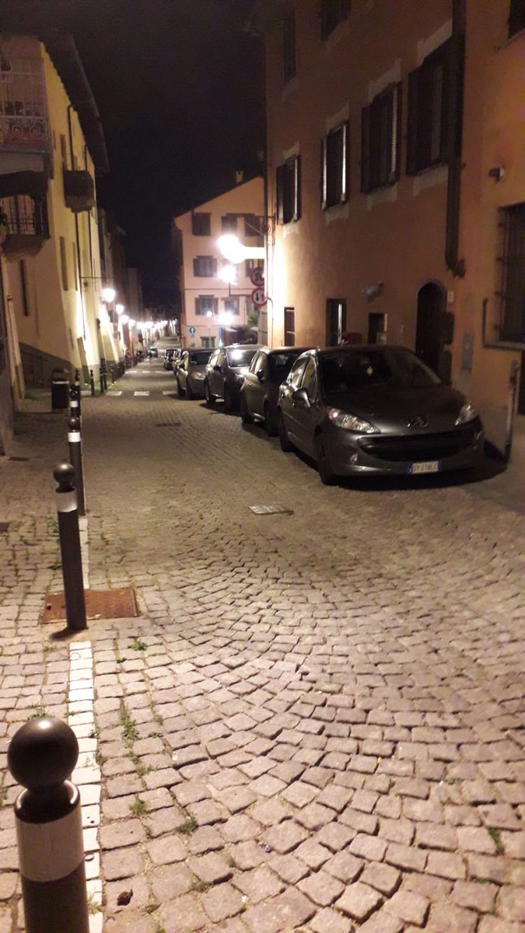 MONCALIERI – Continua il parcheggio selvaggio in via Alfieri