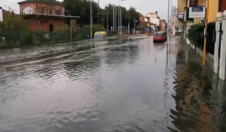 MALTEMPO – Violento nubifragio fa crollare alberi e allaga strade