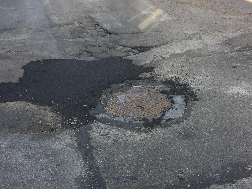MONCALIERI – Rattoppata la buca in via Vignotto