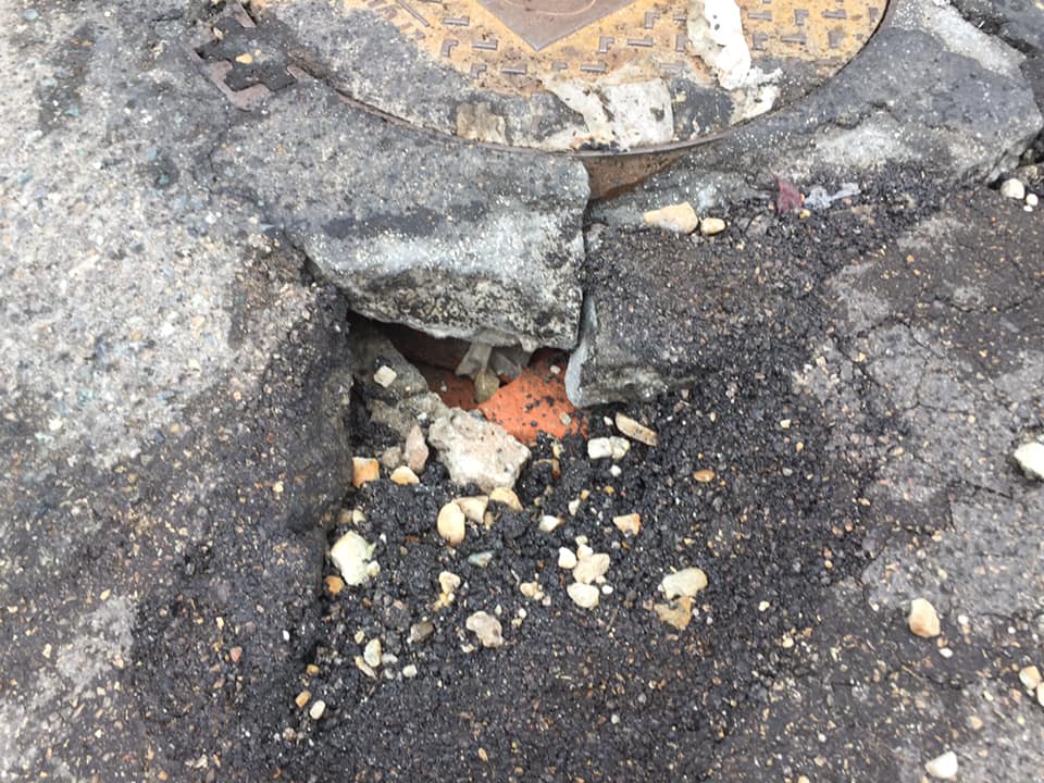 MONCALIERI – Cede l’asfalto in via Vignotto