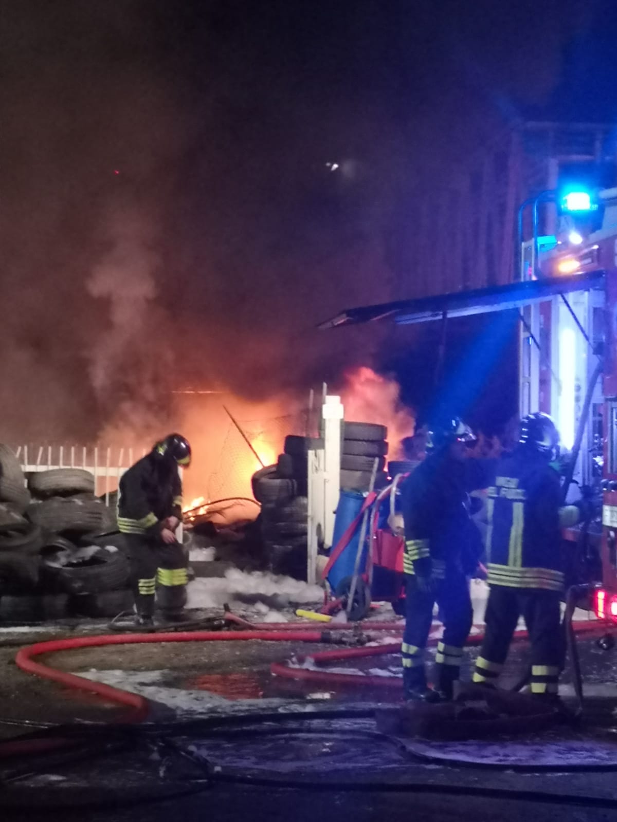 MONCALIERI – Va a fuoco il deposito di gomme Cantele