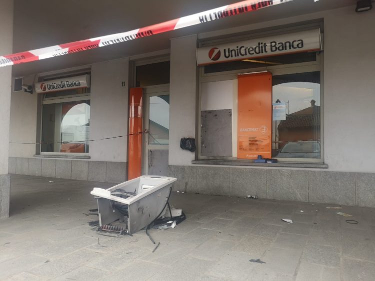 CARMAGNOLA – Salta per aria il bancomat Unicredit di piazza Bella
