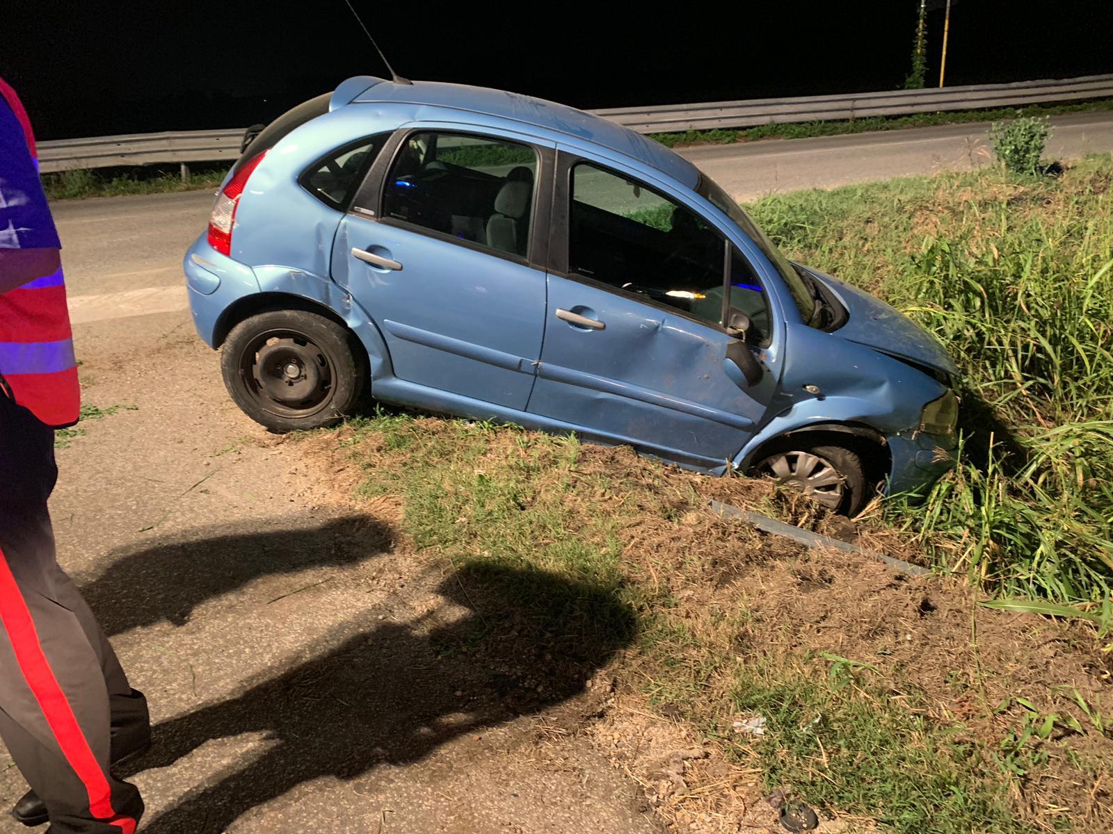 CARMAGNOLA – Finisce fuori strada sulla provinciale 20
