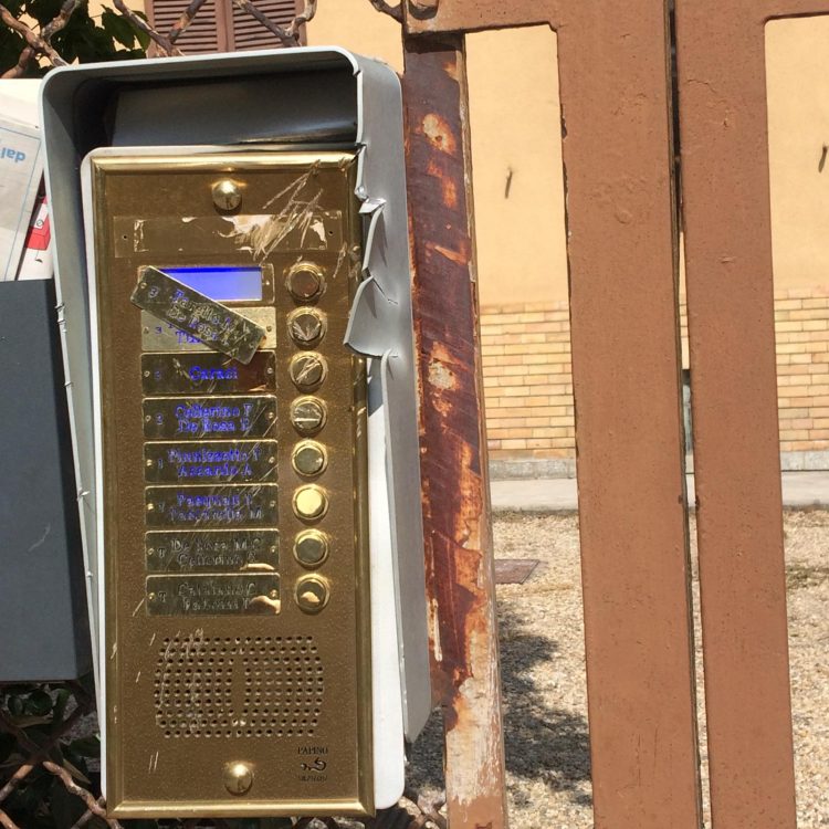 NICHELINO – Devasta un citofono di un palazzo con un’accetta