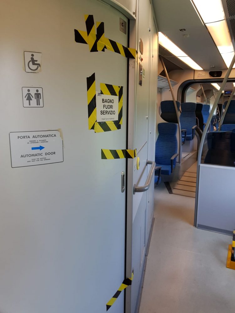 TROFARELLO – Nuovi disagi per i pendolari della Sfm1: pochi vagoni e bagni guasti