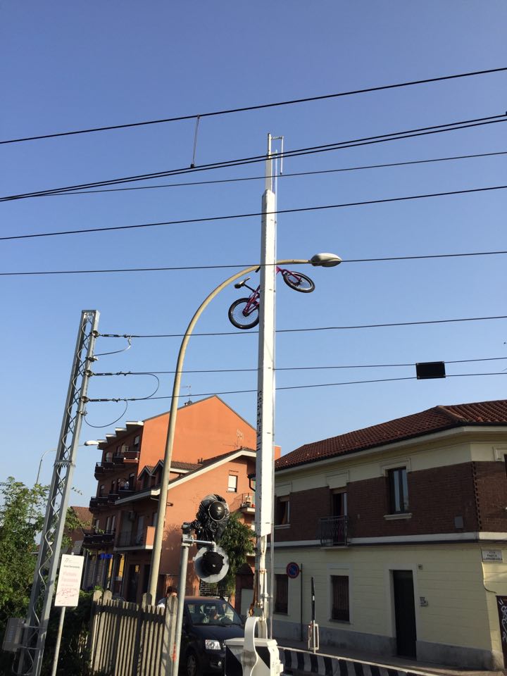 NICHELINO – Troppa fretta al passaggio a livello chiuso e la bici rimane incastrata