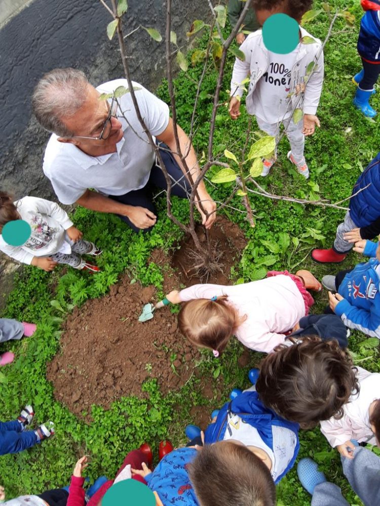 MONCALIERI – I bimbi dell’asilo Arcobaleno seminano alberi per l’ambiente