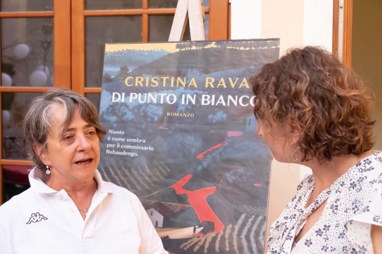 Cristina Rava all’apericena del cortile SOMS di Racconigi con il commissario Rebaudengo e Ardelia Spinola