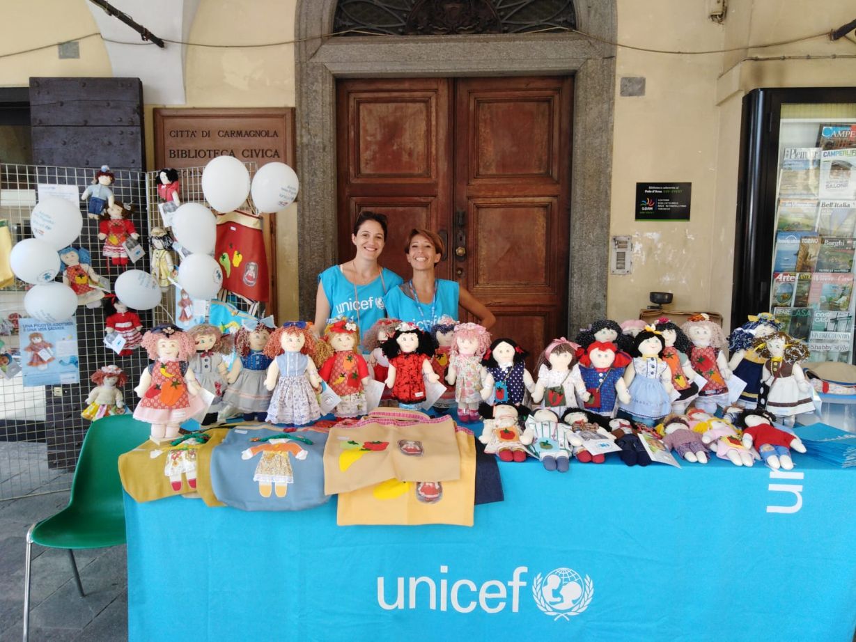 CARMAGNOLA – Bambole dell’Unicef alla fiera del peperone