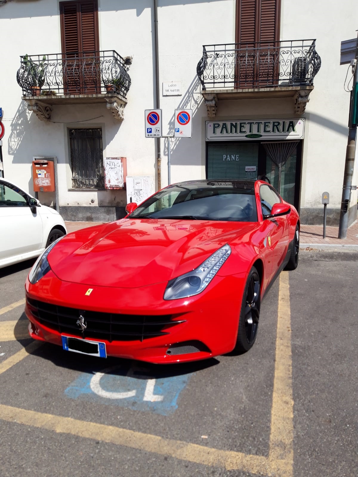 MONCALIERI – Multa alla Ferrari nel posto disabili