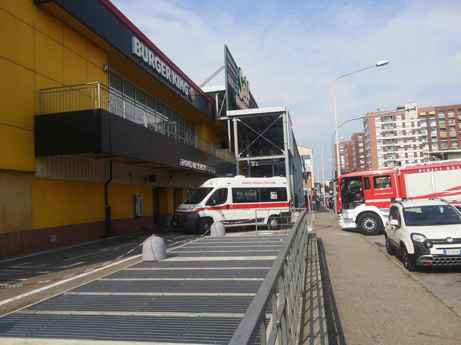 MONCALIERI – Scossa elettrica mentre pulisce il forno: paura al Burger King