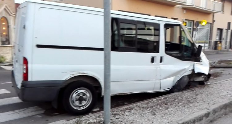 CARMAGNOLA – Si schianta con il furgone e scappa perchè ha la patente sospesa