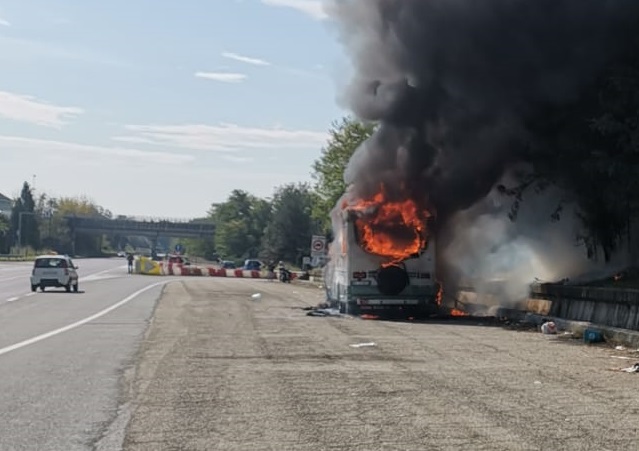 LA LOGGIA – Caravan in fiamme mentre viaggia sulla variante