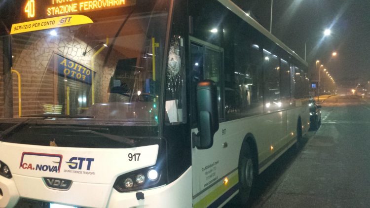 MONCALIERI – Autobus della linea 40 preso a sassate al capolinea