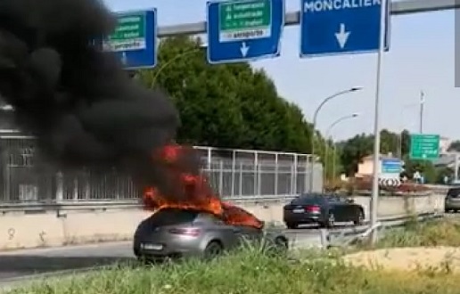 MONCALIERI – Paura per un’auto a fuoco allo svincolo San Paolo