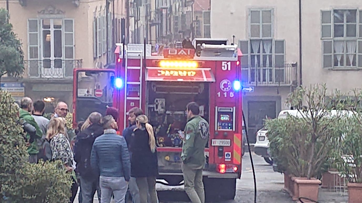 MONCALIERI – Incendio in un vicolo laterale alla piazza del municipio