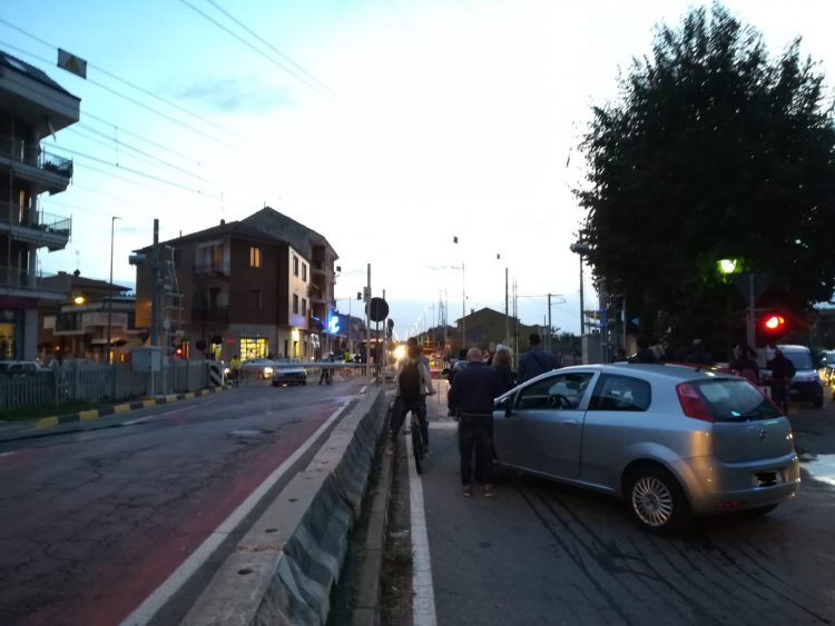 NICHELINO – Città e treni paralizzati per un’auto bloccata nel passaggio a livello