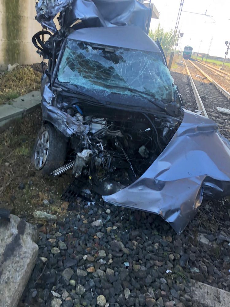 CARMAGNOLA – Auto sfonda recinzione e finisce sui binari del treno, che la travolge