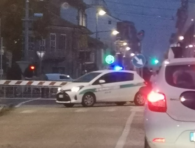 NICHELINO – Disconnessioni sull’asfalto al passaggio a livello di via Torino: proteste del comitato di quartiere
