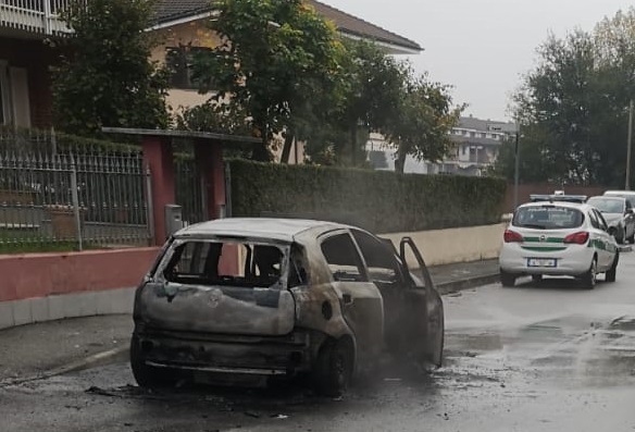 CARMAGNOLA – A fuoco un’auto in via Ronco mentre stava circolando