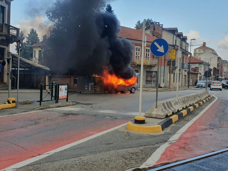 NICHELINO – Un incendio distrugge un’auto parcheggiata