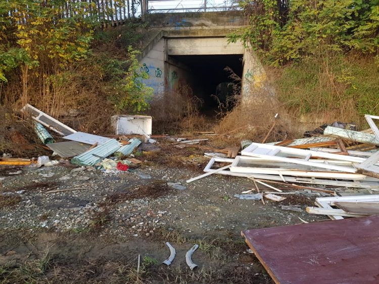 MONCALIERI – Scaricano rifiuti ingombranti e bloccano la strada