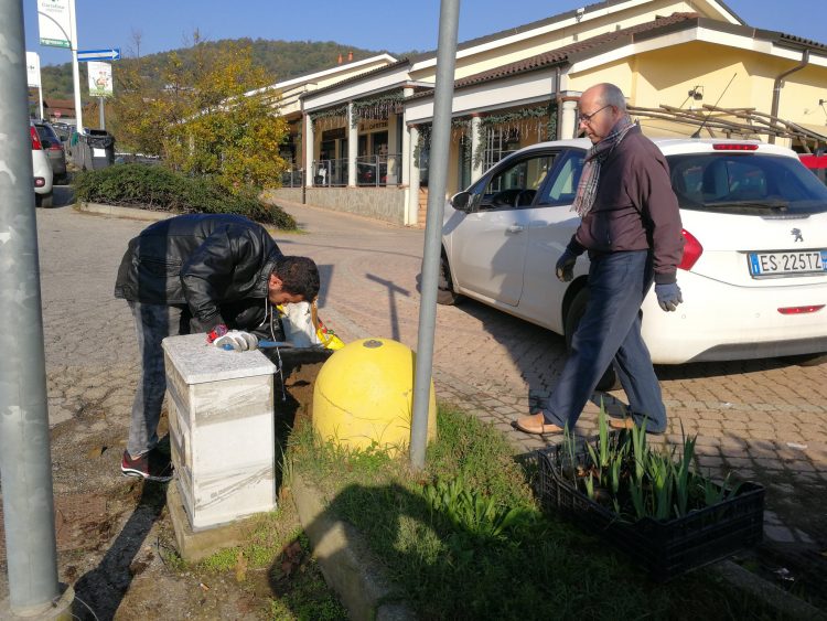 PECETTO – I volontari si prendono cura delle aiuole verdi